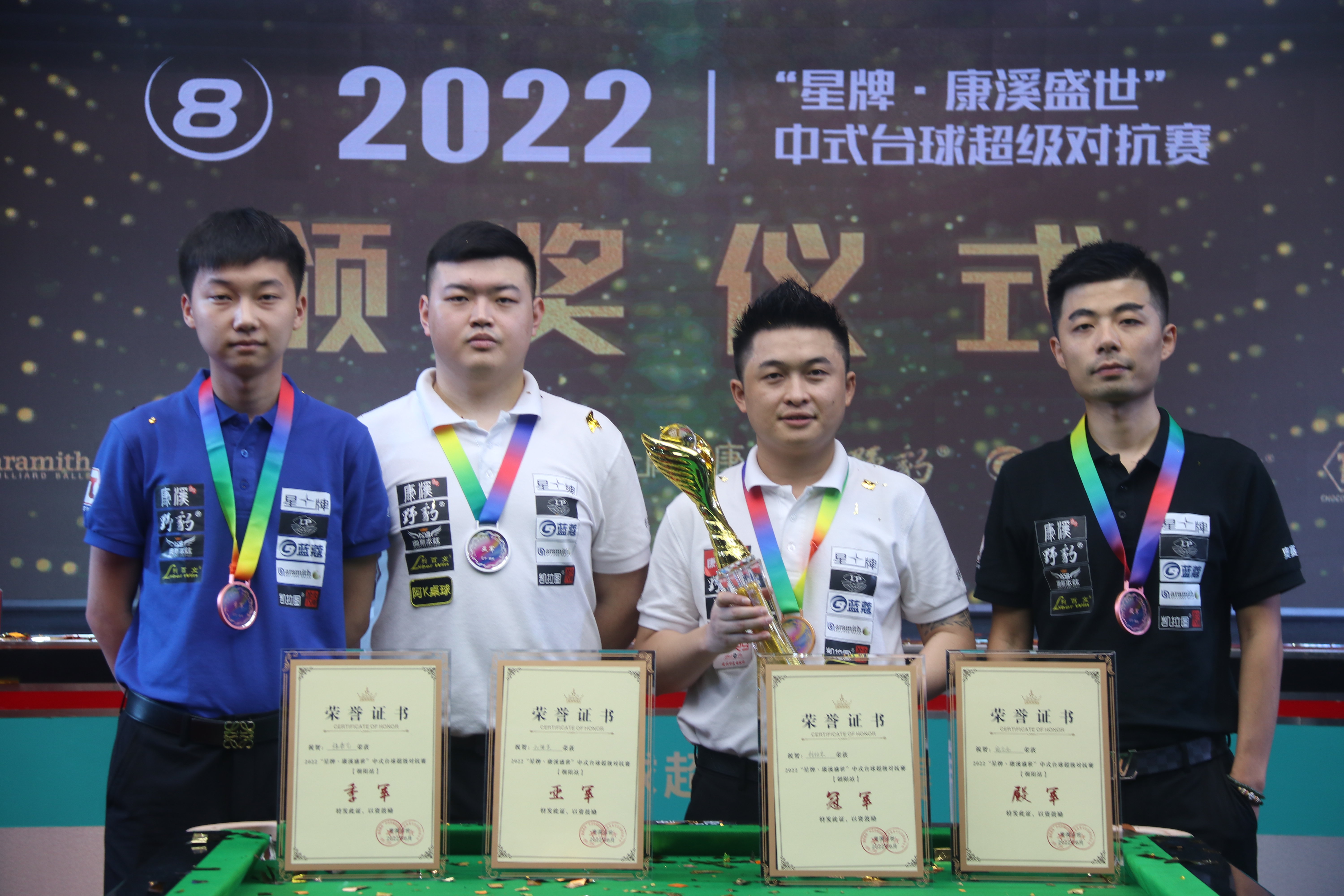 金龙鱼居前 金龙鱼居前